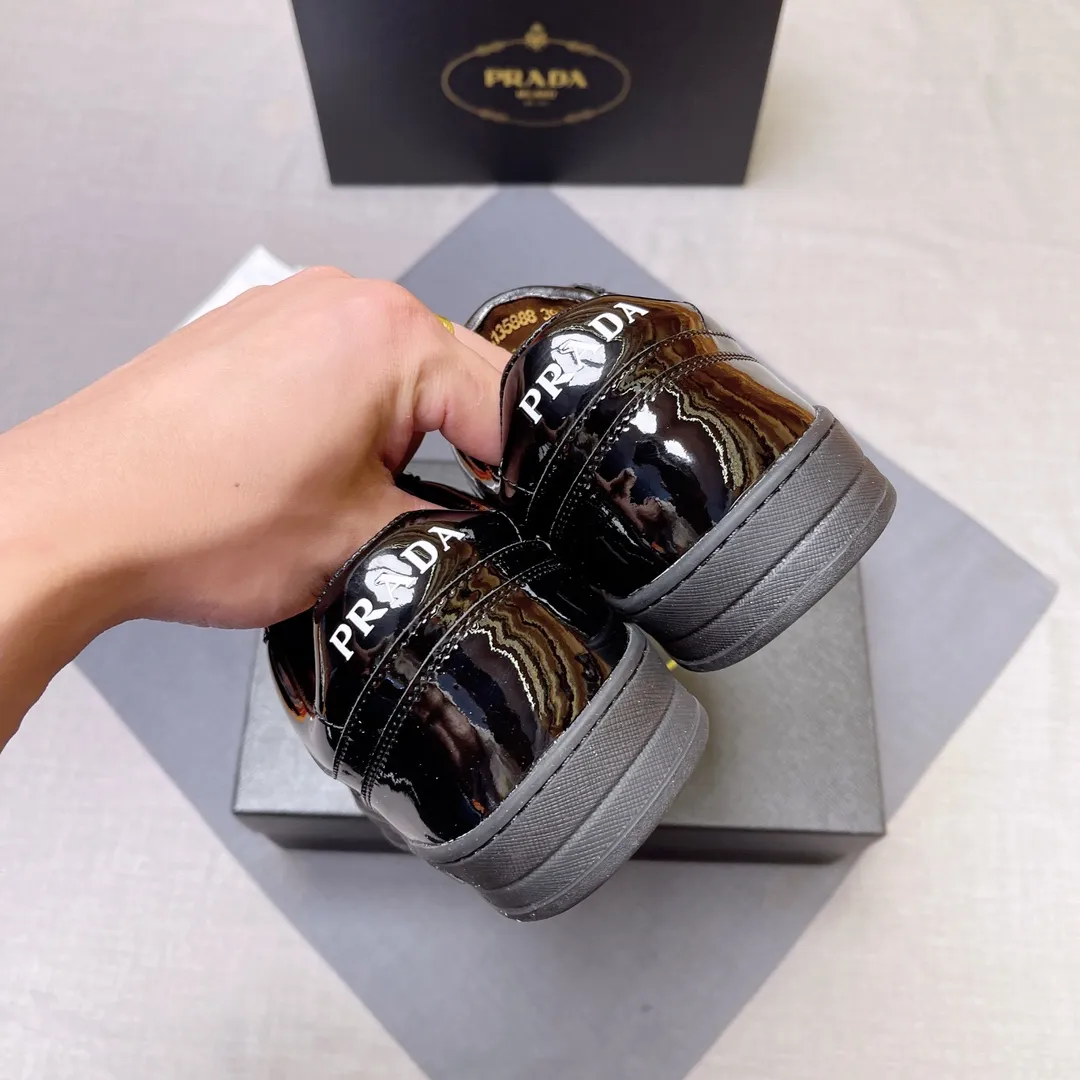P380 Prada Prada's new men's leather sneakers, the highest version on the market, any comparison is welcome🆚! The original leather has excellent texture and is super high-end! Fetal sheep net lining imported from Italy, removable pad! Luxurious materials and fine workmanship, highly recommended! Code number 38-45 No. 058